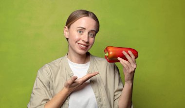 Kırmızı biberli genç sarışın kadın.