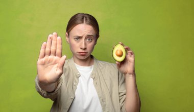 Avokadosu olan sarışın genç bir kadın.