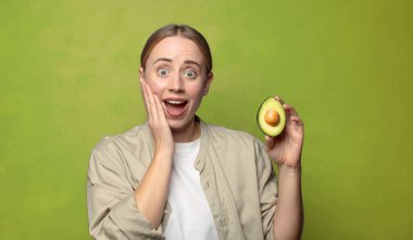 Avokadosu olan sarışın genç bir kadın.
