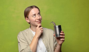 Genç, sarışın, çelik tenekeli bir kadın.