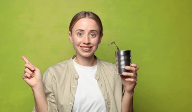 Genç, sarışın, çelik tenekeli bir kadın.