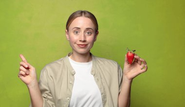 Çilekli genç sarışın kadın.