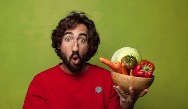 Sebzeli sakallı genç adam.