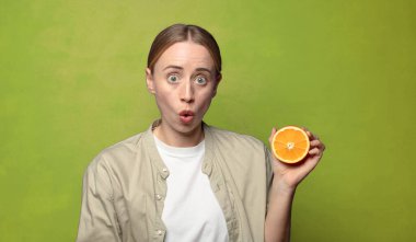 Genç, sarışın, turuncu bir kadın.