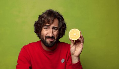 Portakallı genç, sakallı adam.