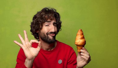 Genç, sakallı bir adam. Hamamböceği kavramı kruvasan kavramı