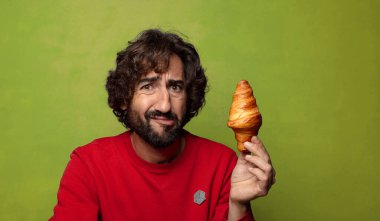 Genç, sakallı bir adam. Hamamböceği kavramı kruvasan kavramı