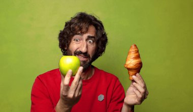 Genç, sakallı bir adam. Hamamböceği kavramı kruvasan kavramı