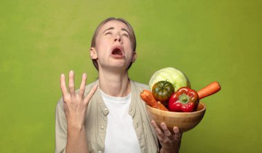 Sebzeli genç sarışın kadın. Hamamböceği kavramı kruvasan kavramı