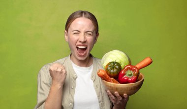 Sebzeli genç sarışın kadın. Hamamböceği kavramı kruvasan kavramı
