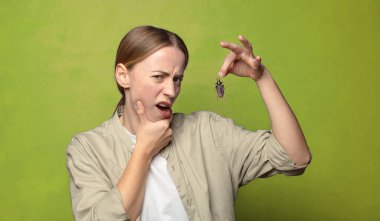 Genç, sarışın bir kadın. hamamböceği konsepti