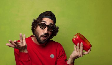 Şapkalı ve güneş gözlüklü genç, sakallı adam.