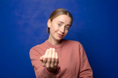 Sarışın kadın kendini mutlu, başarılı ve kendinden emin hissediyor. Meydan okumayla yüzleşip 