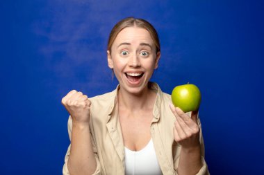 Elmalı genç sarışın kadın.