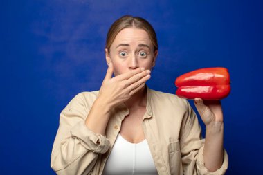 Kırmızı biberli genç sarışın kadın.