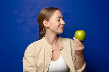 Elmalı genç sarışın kadın.