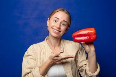 Kırmızı biberli genç sarışın kadın.