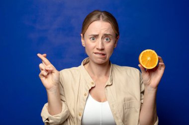 Genç, sarışın, turuncu bir kadın.