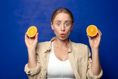 Genç, sarışın, turuncu bir kadın.