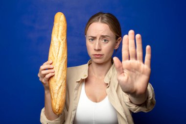 Genç, sarışın, ekmekli kadın.