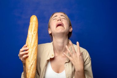 Genç, sarışın, ekmekli kadın.