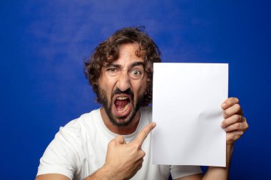 Genç, sakallı bir adam elinde bir kağıt tutuyordu.