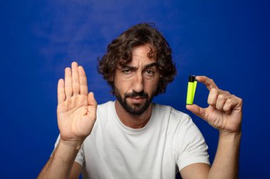 Genç, sakallı ve çakmaklı bir adam.