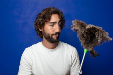 Genç, sakallı, tozlu bir adam.