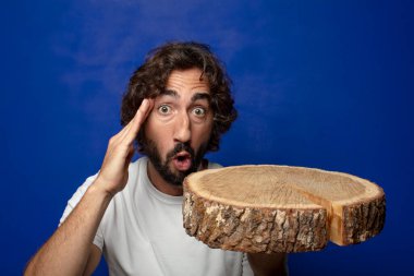 Genç, sakallı, ahşap kopya alanı olan bir adam.