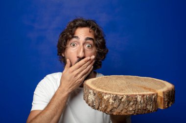 Genç, sakallı, ahşap kopya alanı olan bir adam.