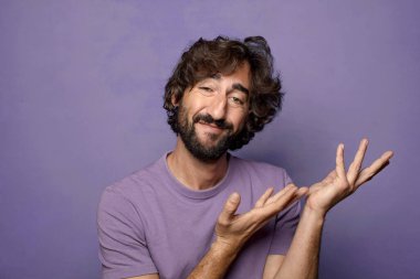 Genç yetişkin, etkileyici, sakallı adam.