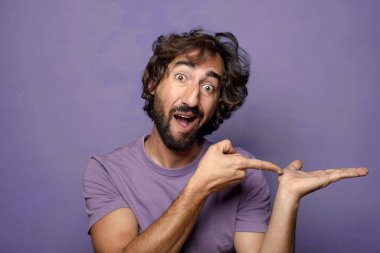 Genç yetişkin, etkileyici, sakallı adam.