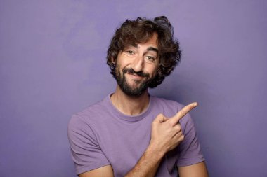 Genç yetişkin, etkileyici, sakallı adam.