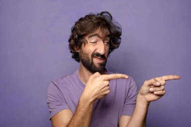 Genç yetişkin, etkileyici, sakallı adam.