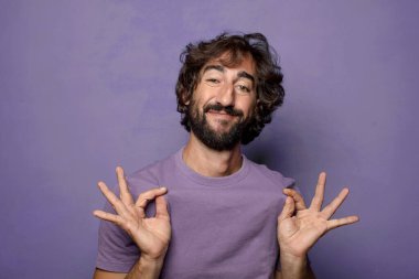 Genç yetişkin, etkileyici, sakallı adam.