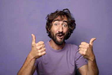 Genç yetişkin, etkileyici, sakallı adam.