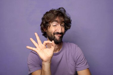 Genç yetişkin, etkileyici, sakallı adam.