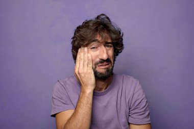 Genç yetişkin, etkileyici, sakallı adam.