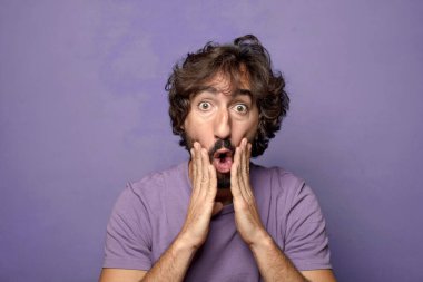 Genç yetişkin, etkileyici, sakallı adam.