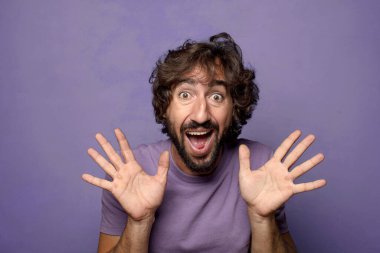 Genç yetişkin, etkileyici, sakallı adam.