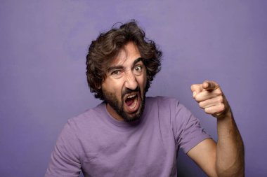 Genç yetişkin, etkileyici, sakallı adam.