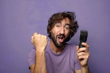 Jileti olan sakallı genç bir adam.