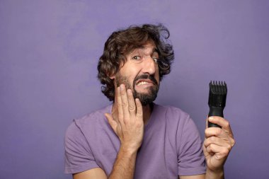 Jileti olan sakallı genç bir adam.