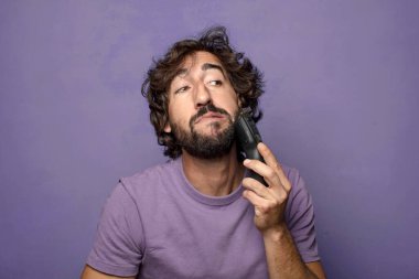 Jileti olan sakallı genç bir adam.