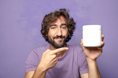 Genç, sakallı, manuct şişesi.