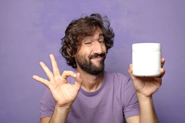 Genç, sakallı, manuct şişesi.