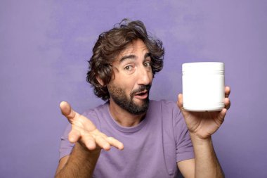 Genç, sakallı, manuct şişesi.