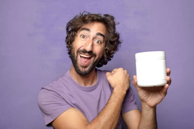 Genç, sakallı, manuct şişesi.