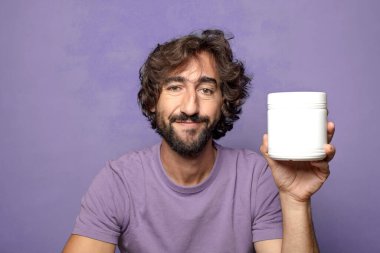 Genç, sakallı, manuct şişesi.