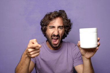 Genç, sakallı, manuct şişesi.